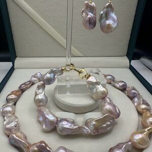 Authentic baroque, set of earrings, necklace and bracelet..